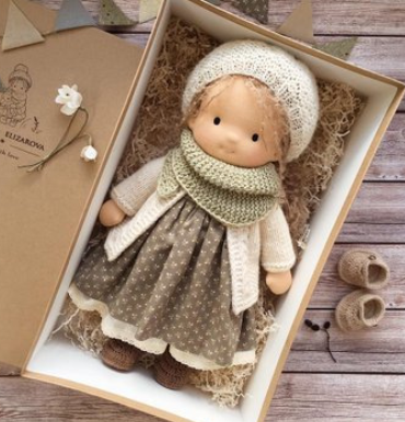 Bambola Waldorf Artigianale in Tessuto Morbido - Giocattolo Creativo per Bambini