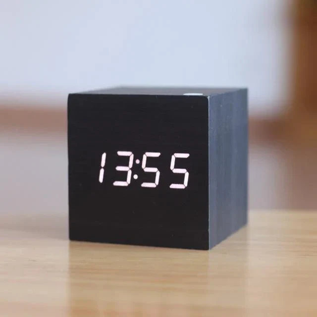 Orologio Digitale Moderno in Legno – Display LED Minimalista per Casa e Ufficio