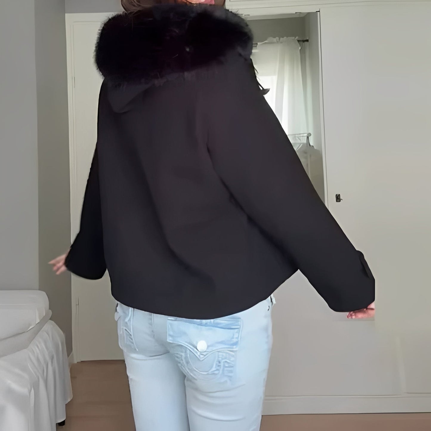 Cappotto da donna in misto lana con collo in pelliccia rimovibile e chiusura a bottoni