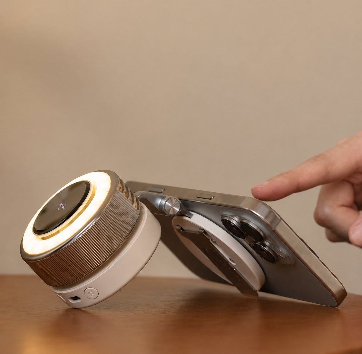 Ventilatore magnetico compatto con raffreddamento a 360 gradi e luce LED portatile