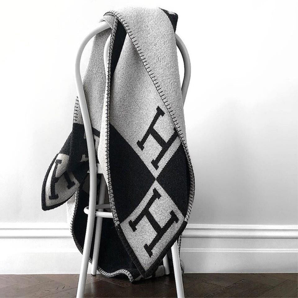 Plaid di lusso in lana e cashmere su poltrona
