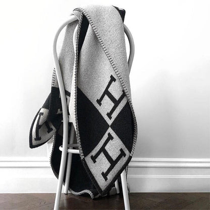 Plaid di lusso in lana e cashmere su poltrona