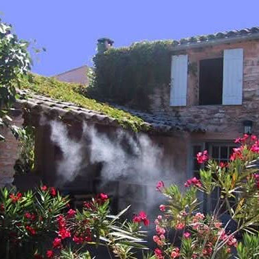 Sistema di irrigazione a spruzzo AquaCool – raffreddamento e irrigazione per aree esterne