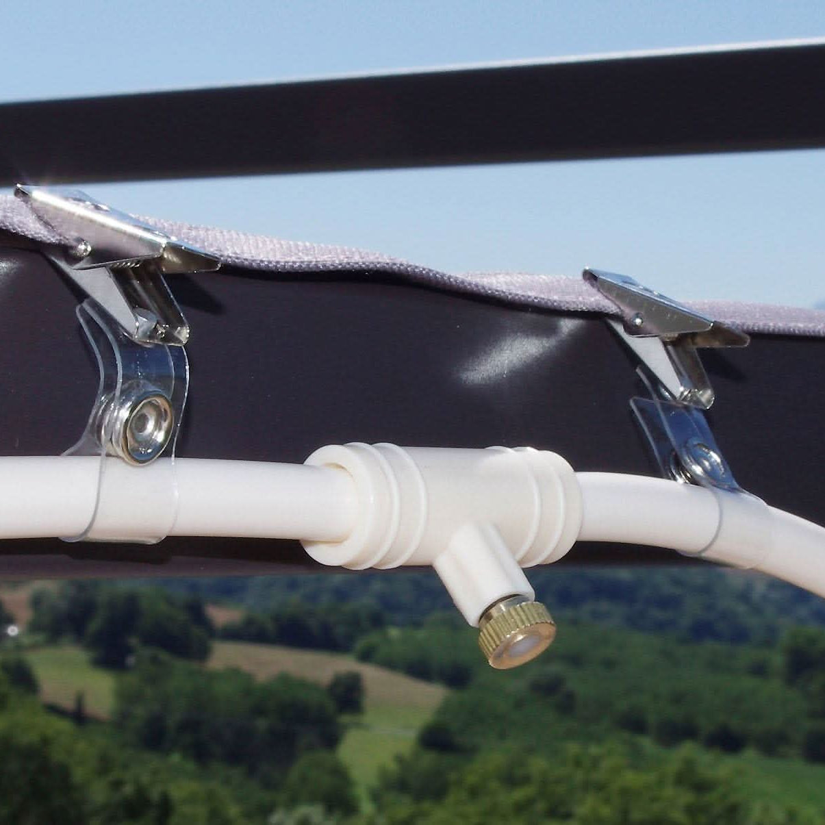 Sistema di irrigazione a spruzzo AquaCool – raffreddamento e irrigazione per aree esterne