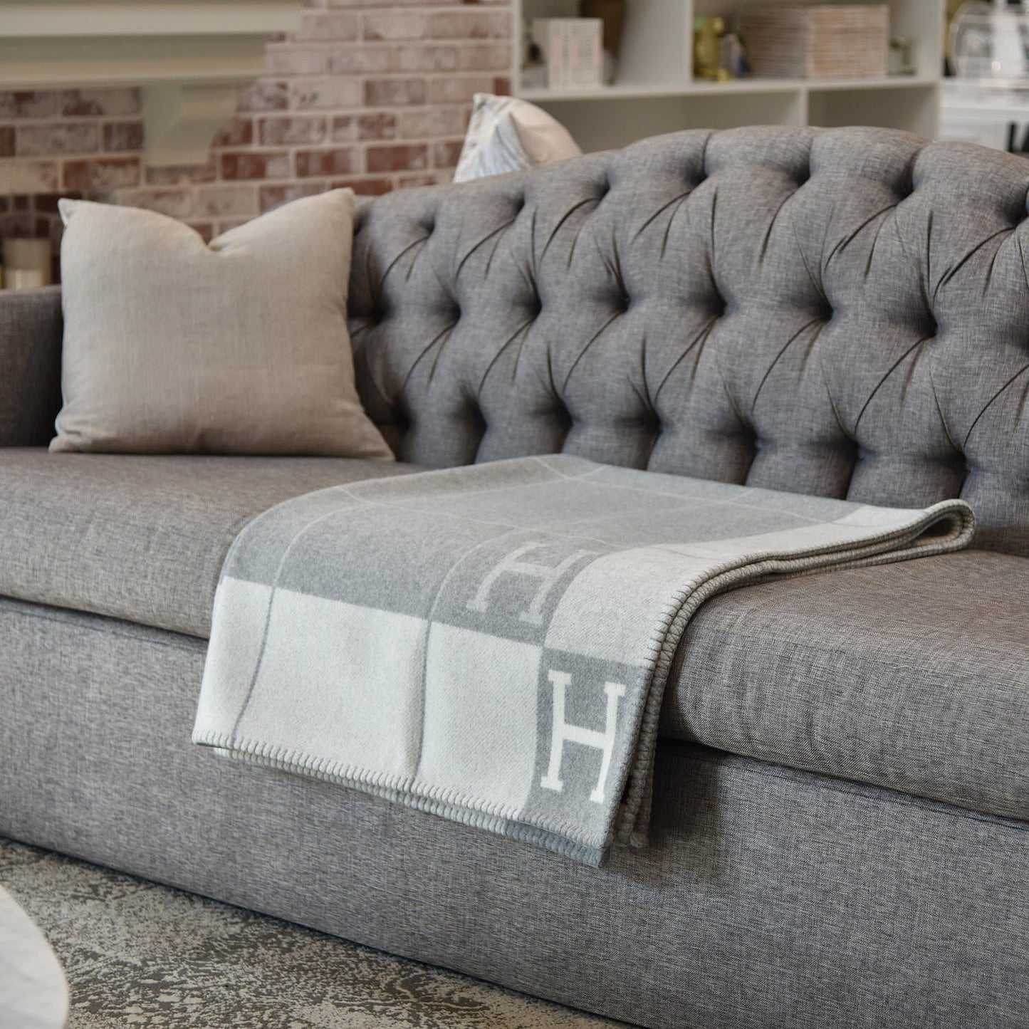 Plaid di lusso in lana e cashmere su divano elegante