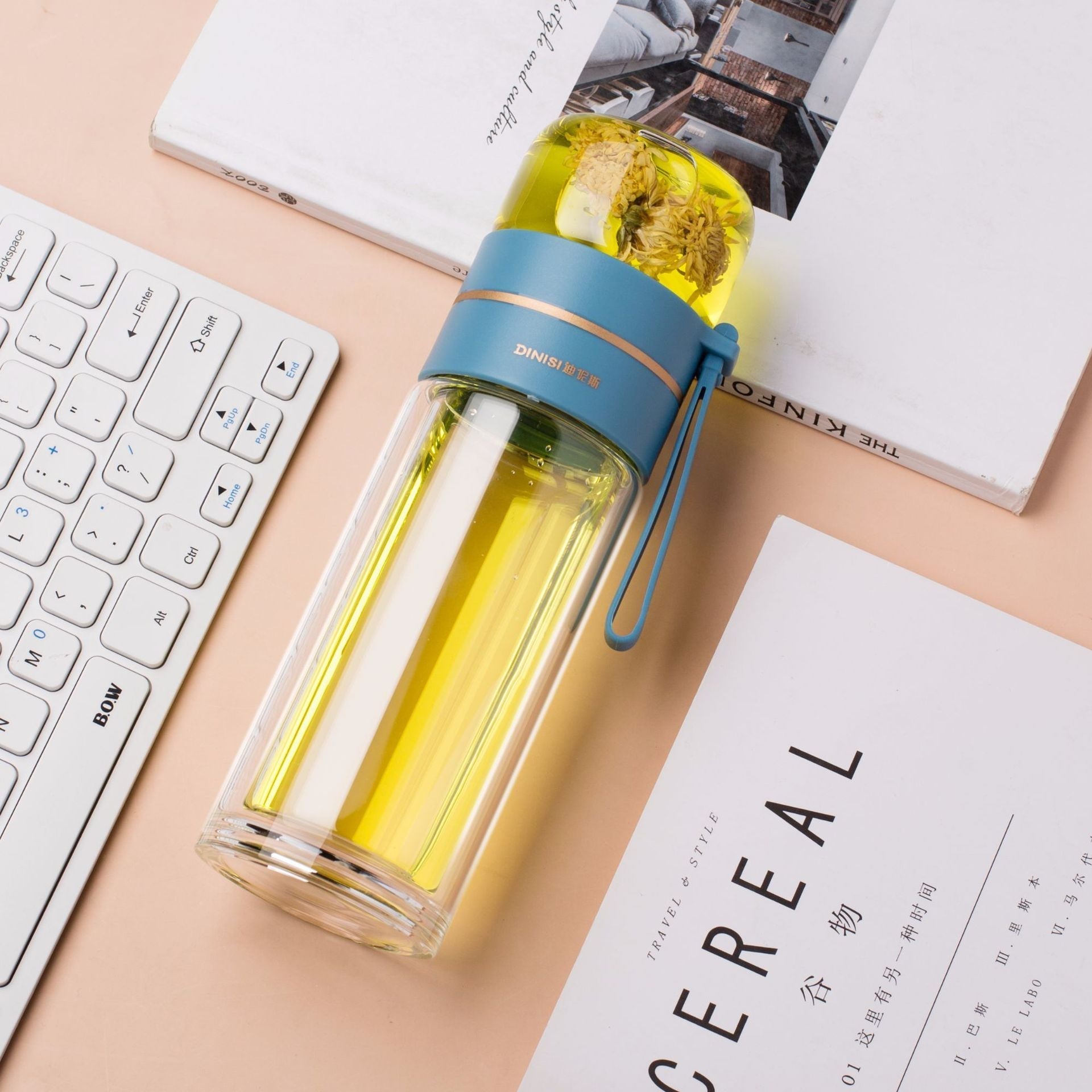 Bottiglia d'acqua in vetro, design elegante