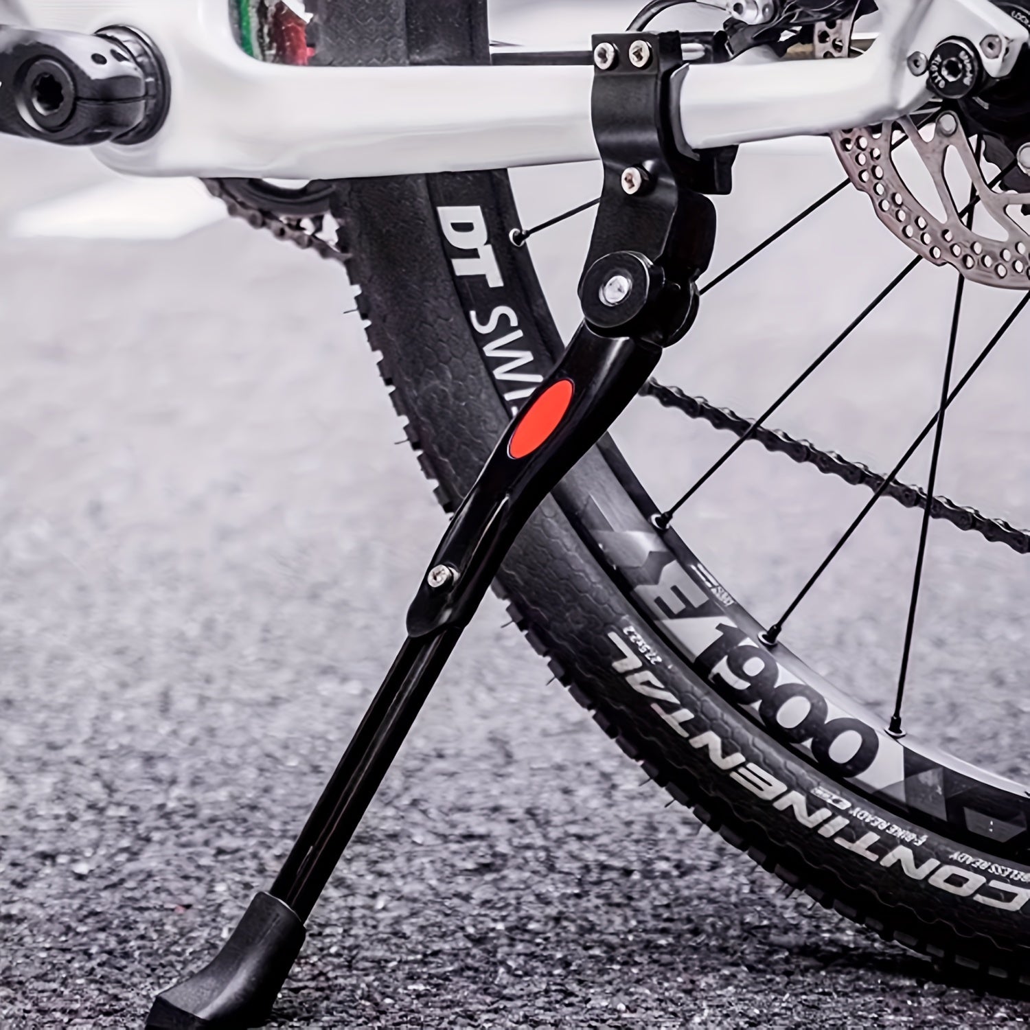 Cavalletto bici regolabile montato su una bicicletta