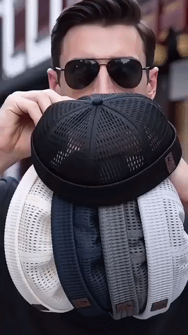 Berretto Alex in maglia senza visiera, indossato con stile casual