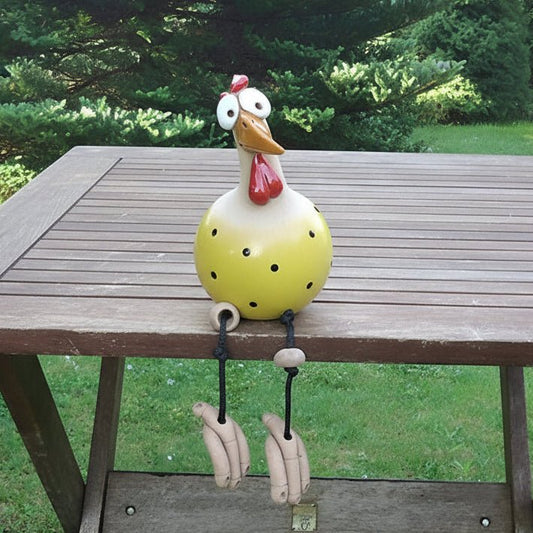 FRECHFEDER – Statua di pollo da giardino giocosa con zampe danzanti