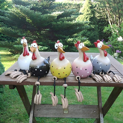 FRECHFEDER – Statua di pollo da giardino giocosa con zampe danzanti