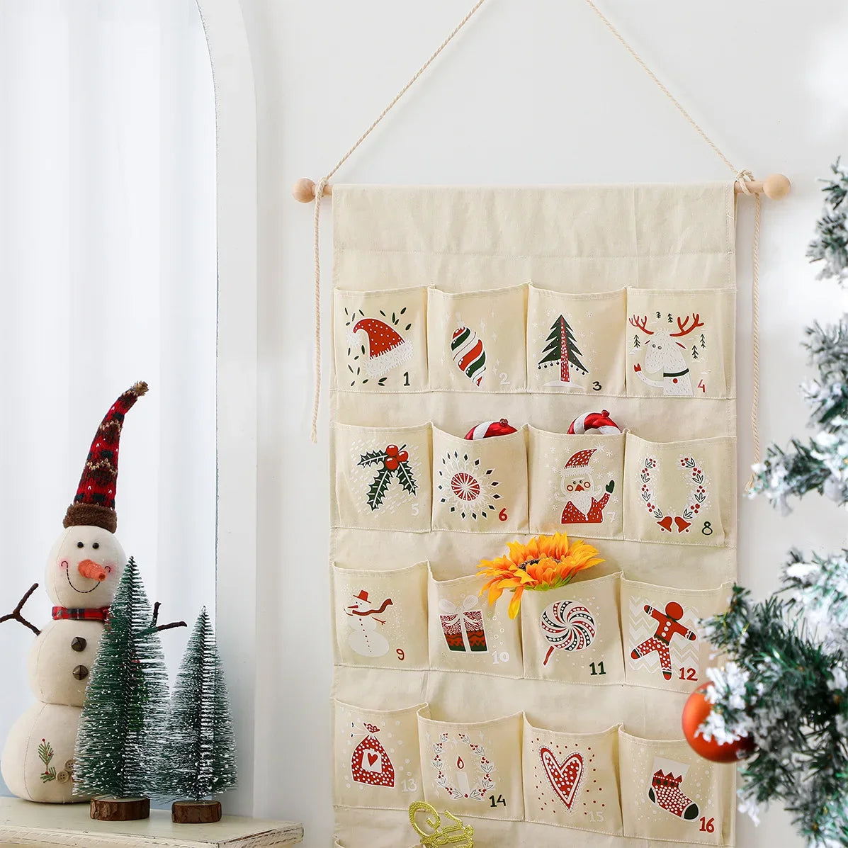 FestiveCanvas | Calendario dell'Avvento colorato da appendere con 24 tasche portaoggetti