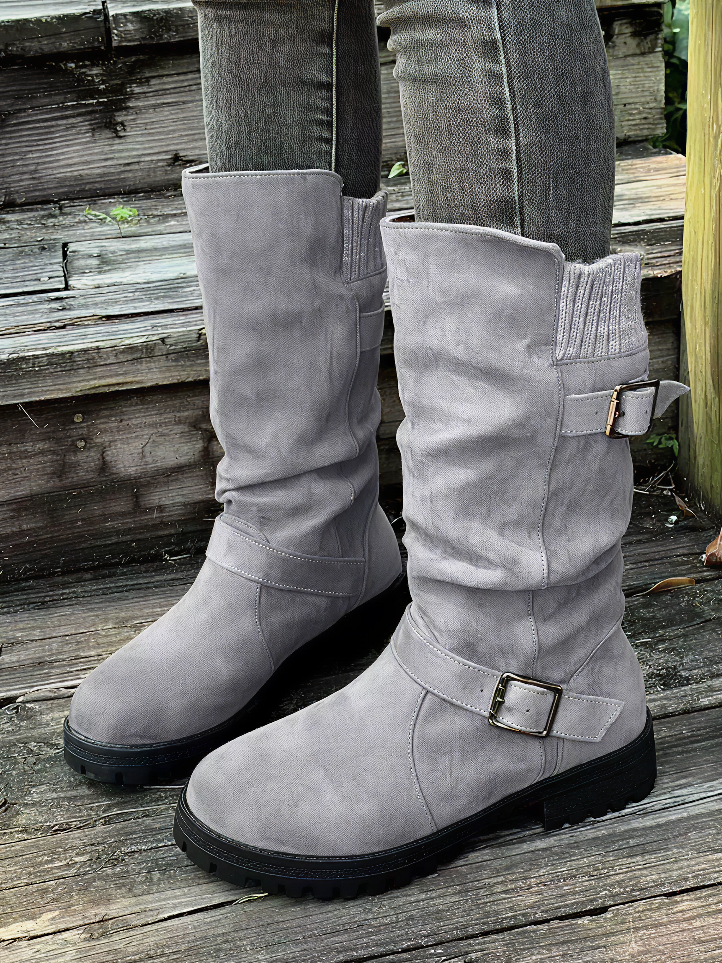 Stivali a Mezza Gamba con Risvolto in Maglia e Fibbie – Comfort & Stile per l’Inverno