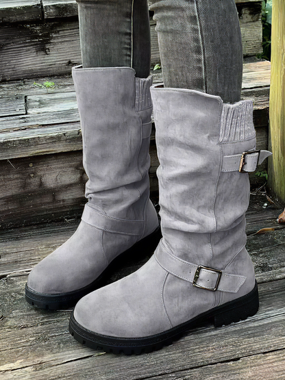 Stivali a Mezza Gamba con Risvolto in Maglia e Fibbie – Comfort & Stile per l’Inverno