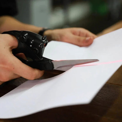 LINECUTTER – Forbici con linea laser integrata per tagli precisi