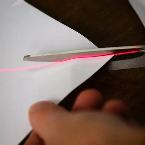 LINECUTTER – Forbici con linea laser integrata per tagli precisi