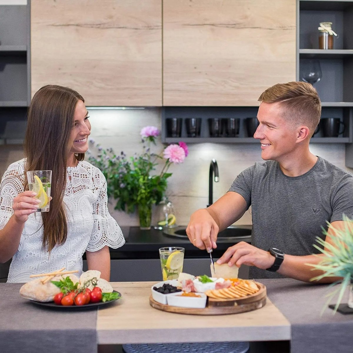 TABLEVA – Set premium di taglieri per antipasti in legno di acacia, per servire e intrattenere gli ospiti.