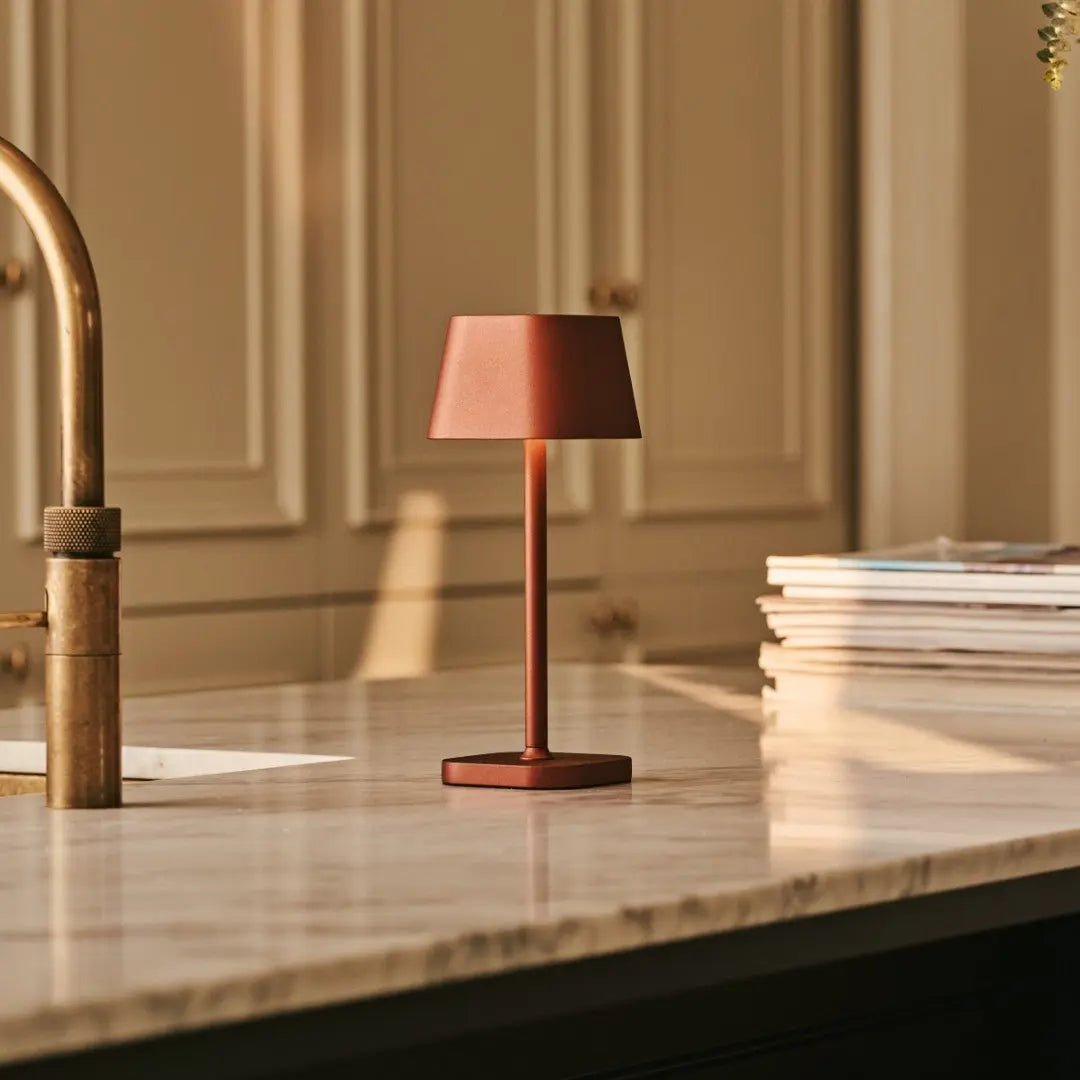 BRONZIFY – Elegante lampada da tavolo in ottone, dimmerabile e senza fili