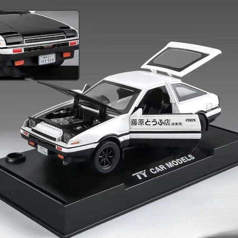 Modello di auto AE86 su sfondo bianco