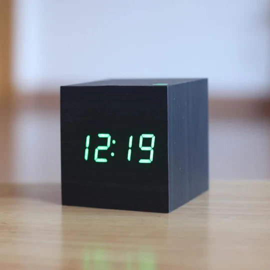 Orologio Digitale Moderno in Legno – Display LED Minimalista per Casa e Ufficio
