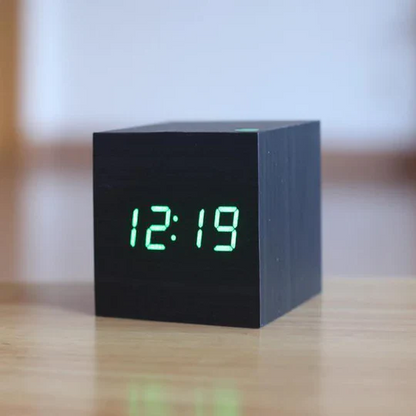 Orologio Digitale Moderno in Legno – Display LED Minimalista per Casa e Ufficio