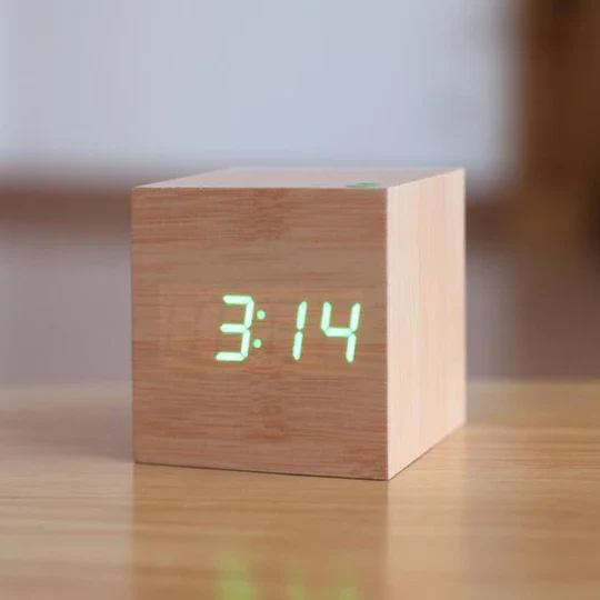 Orologio Digitale Moderno in Legno – Display LED Minimalista per Casa e Ufficio