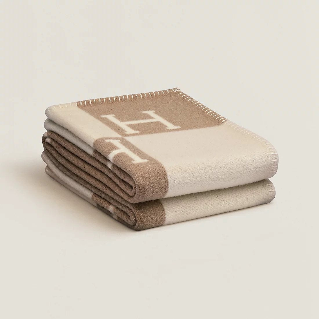 Plaid di lusso in lana e cashmere beige piegato