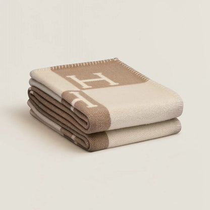 Plaid di lusso in lana e cashmere beige piegato