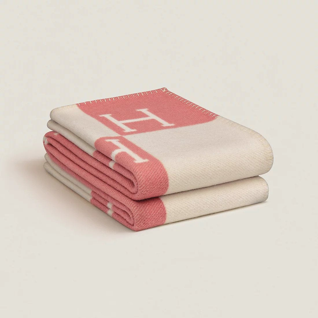 Plaid rosa di lusso in lana e cashmere su sedia