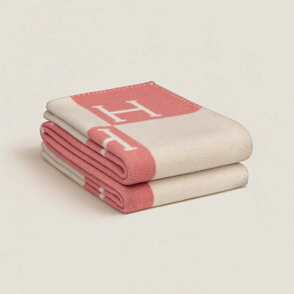 Plaid rosa di lusso in lana e cashmere su sedia