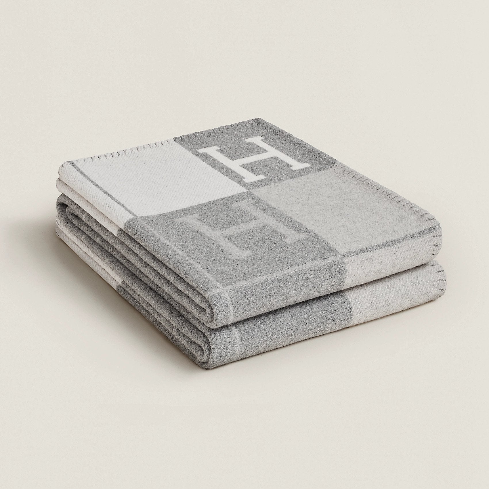 Plaid di lusso in lana e cashmere grigio su letto