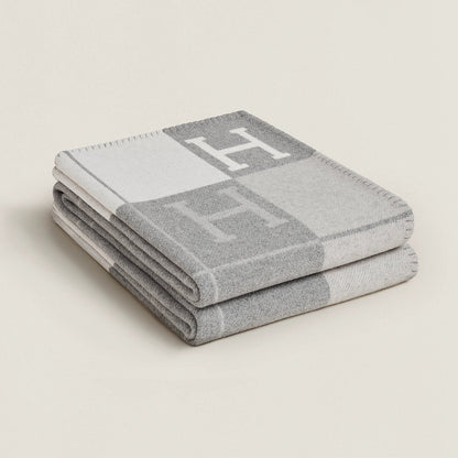 Plaid di lusso in lana e cashmere grigio su letto