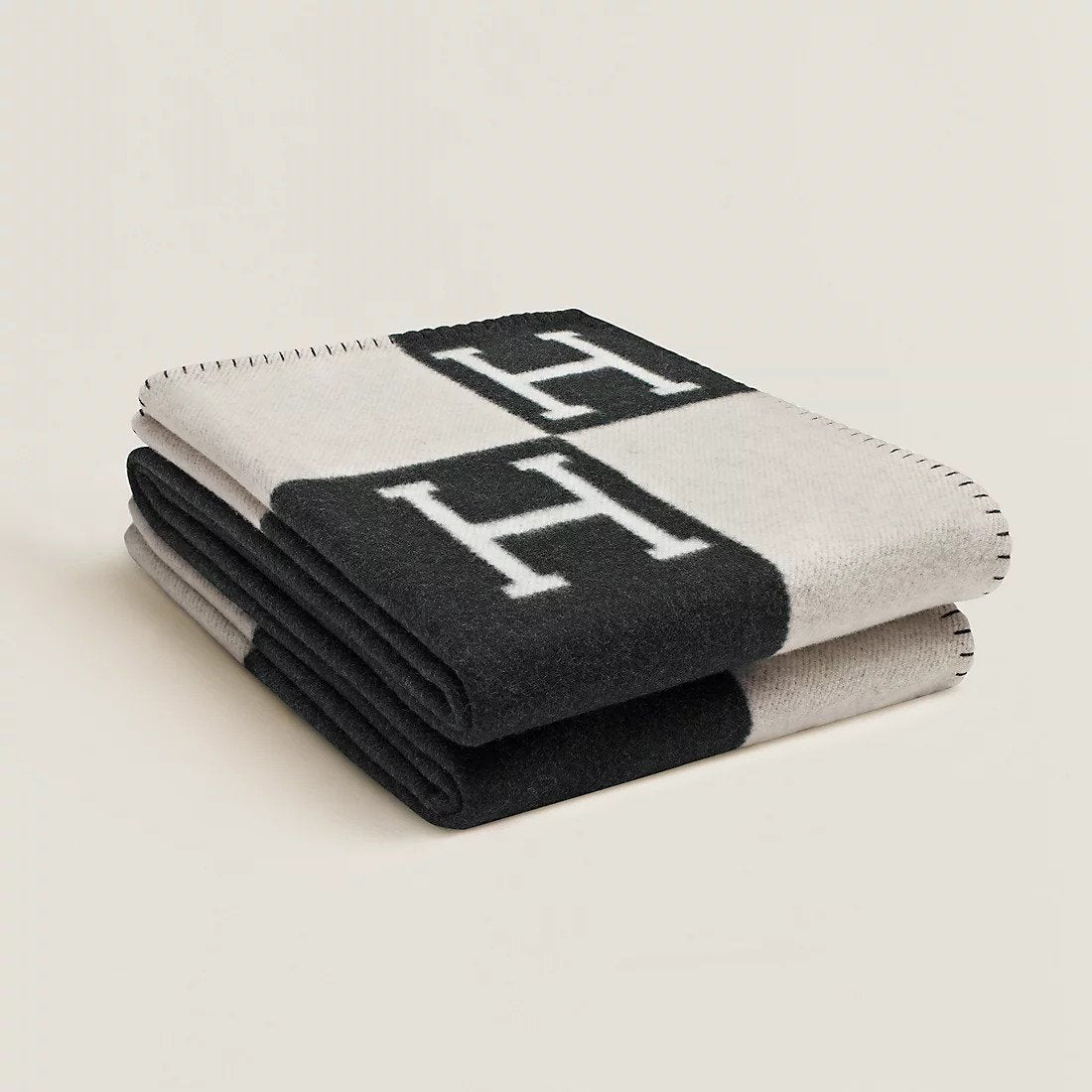 Plaid di lusso in lana e cashmere nero su divano