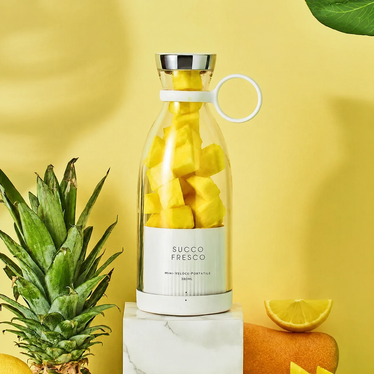 JuicyGo™ frullatore portatile in funzione su un tavolo