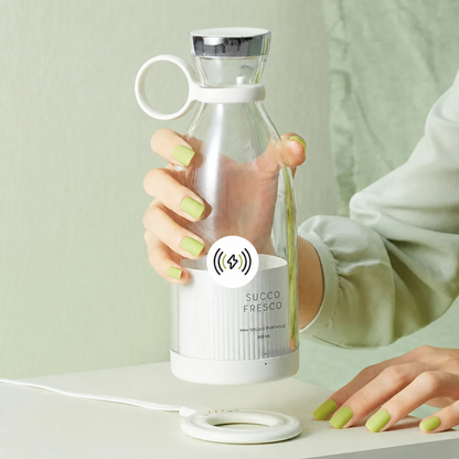 JuicyGo™ in carica con cavo USB