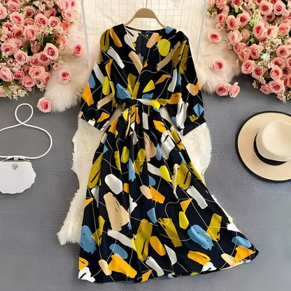 Vestito estivo in chiffon floreale con scollo a V che slancia e maniche a sbuffo