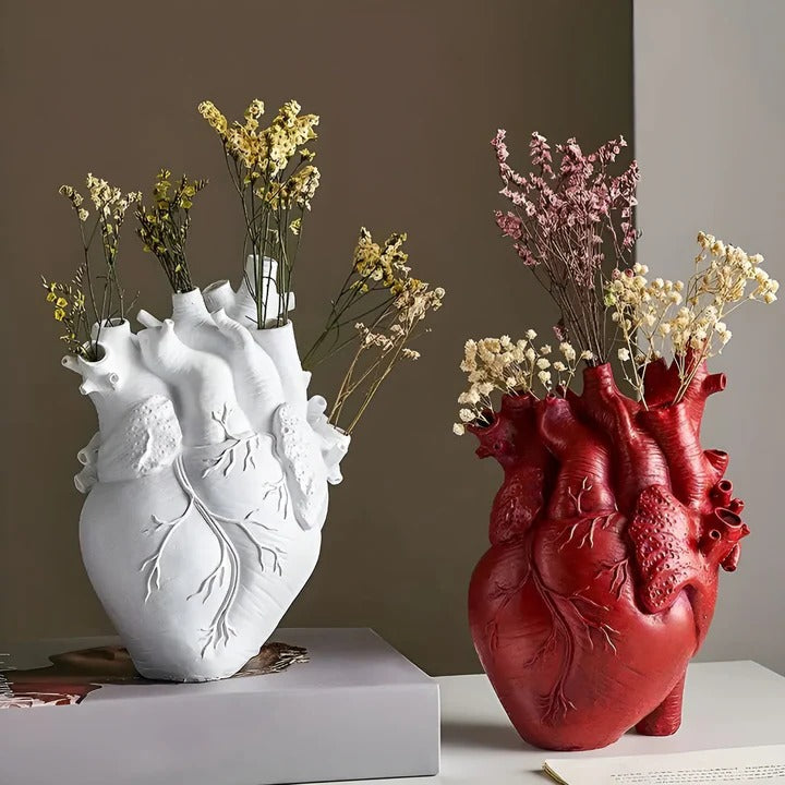 Vaso a forma di cuore in bambù e legno per esposizione decorativa
