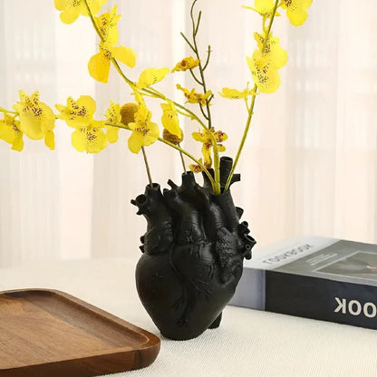 Vaso a forma di cuore in bambù e legno per esposizione decorativa