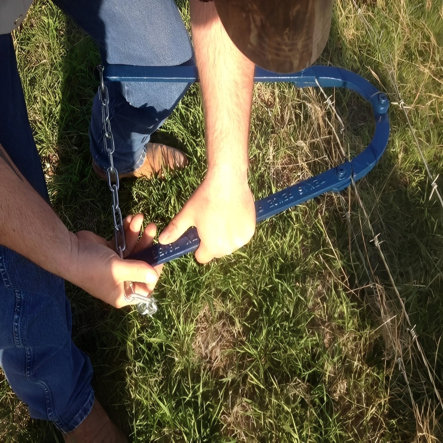 Strumento di riparazione per recinzioni in filo in stile Texas