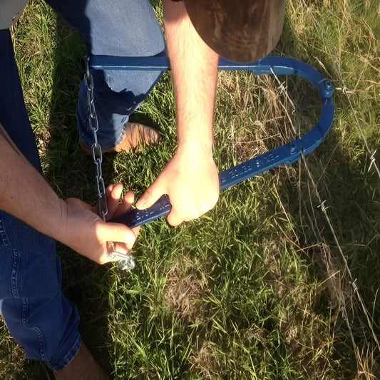 Strumento di riparazione per recinzioni in filo in stile Texas