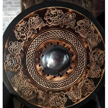 Scudo rotondo in legno in stile medievale con molteplici motivi decorativi