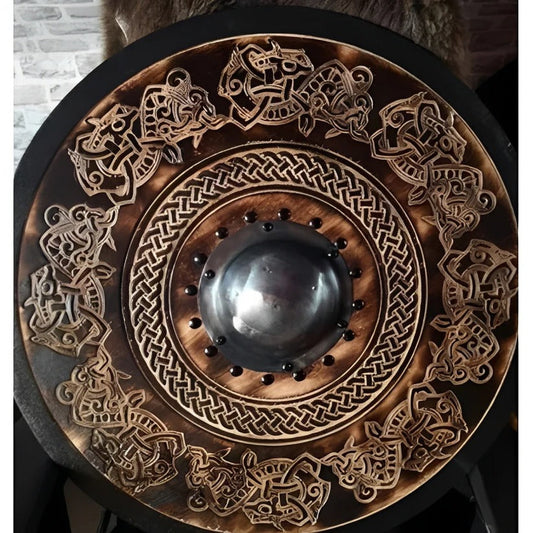 Scudo rotondo in legno in stile medievale con molteplici motivi decorativi
