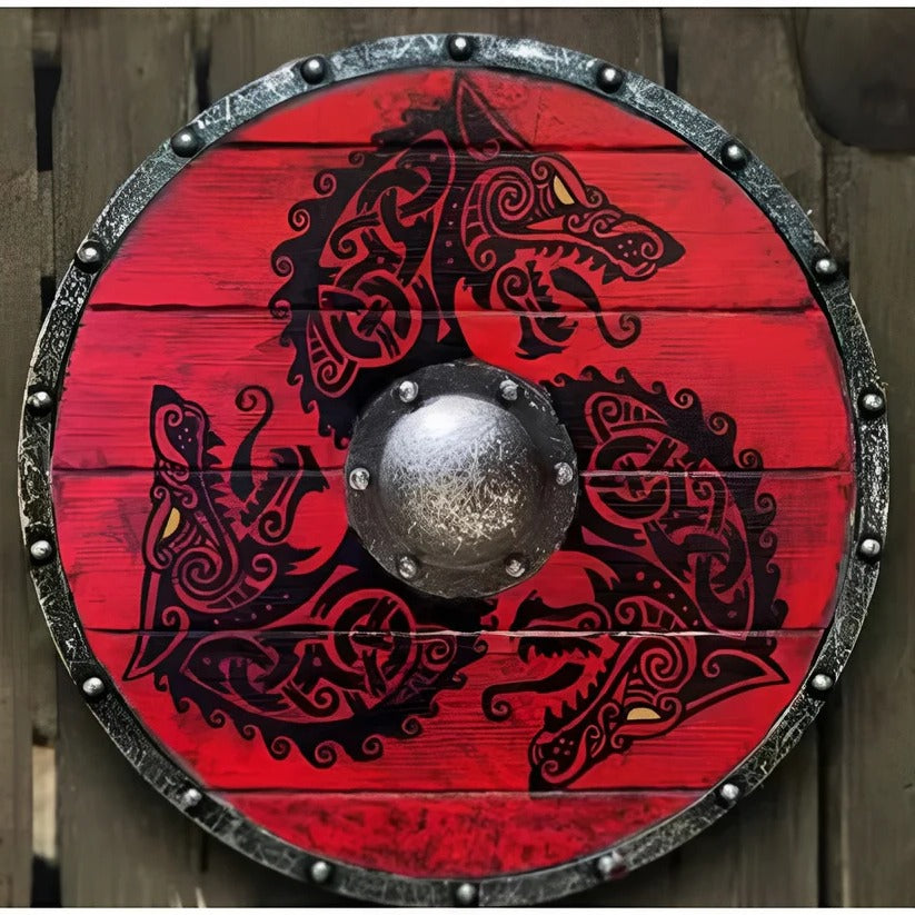 Scudo rotondo in legno in stile medievale con molteplici motivi decorativi