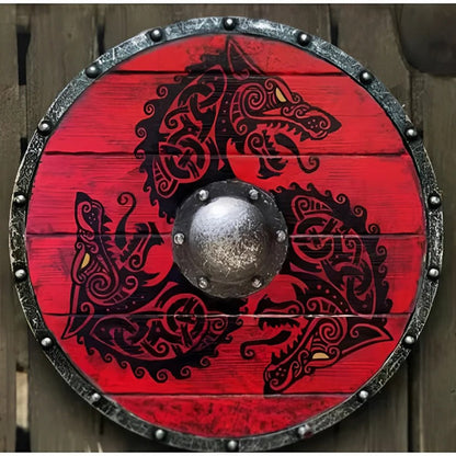 Scudo rotondo in legno in stile medievale con molteplici motivi decorativi