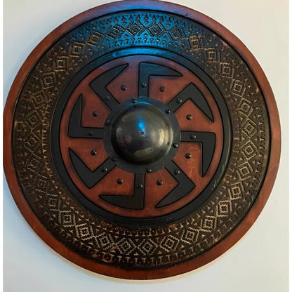 Scudo rotondo in legno in stile medievale con molteplici motivi decorativi