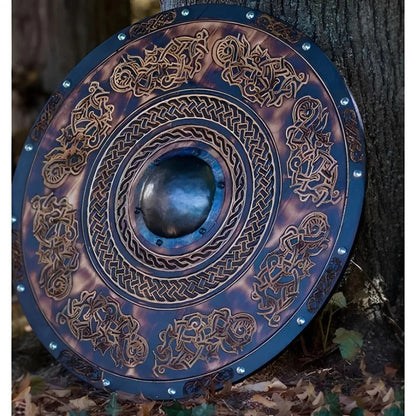 Scudo rotondo in legno in stile medievale con molteplici motivi decorativi