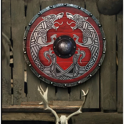 Scudo rotondo in legno in stile medievale con molteplici motivi decorativi