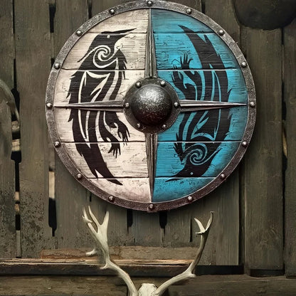 Scudo rotondo in legno in stile medievale con molteplici motivi decorativi