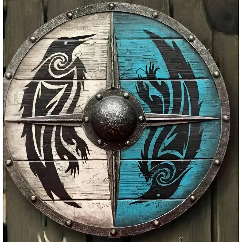 Scudo rotondo in legno in stile medievale con molteplici motivi decorativi