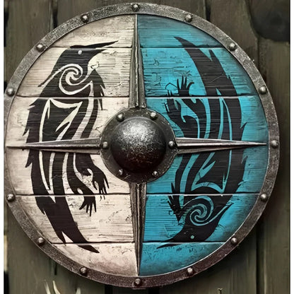 Scudo rotondo in legno in stile medievale con molteplici motivi decorativi