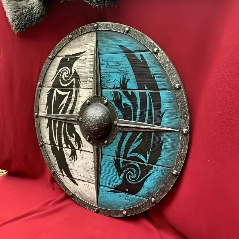 Scudo rotondo in legno in stile medievale con molteplici motivi decorativi